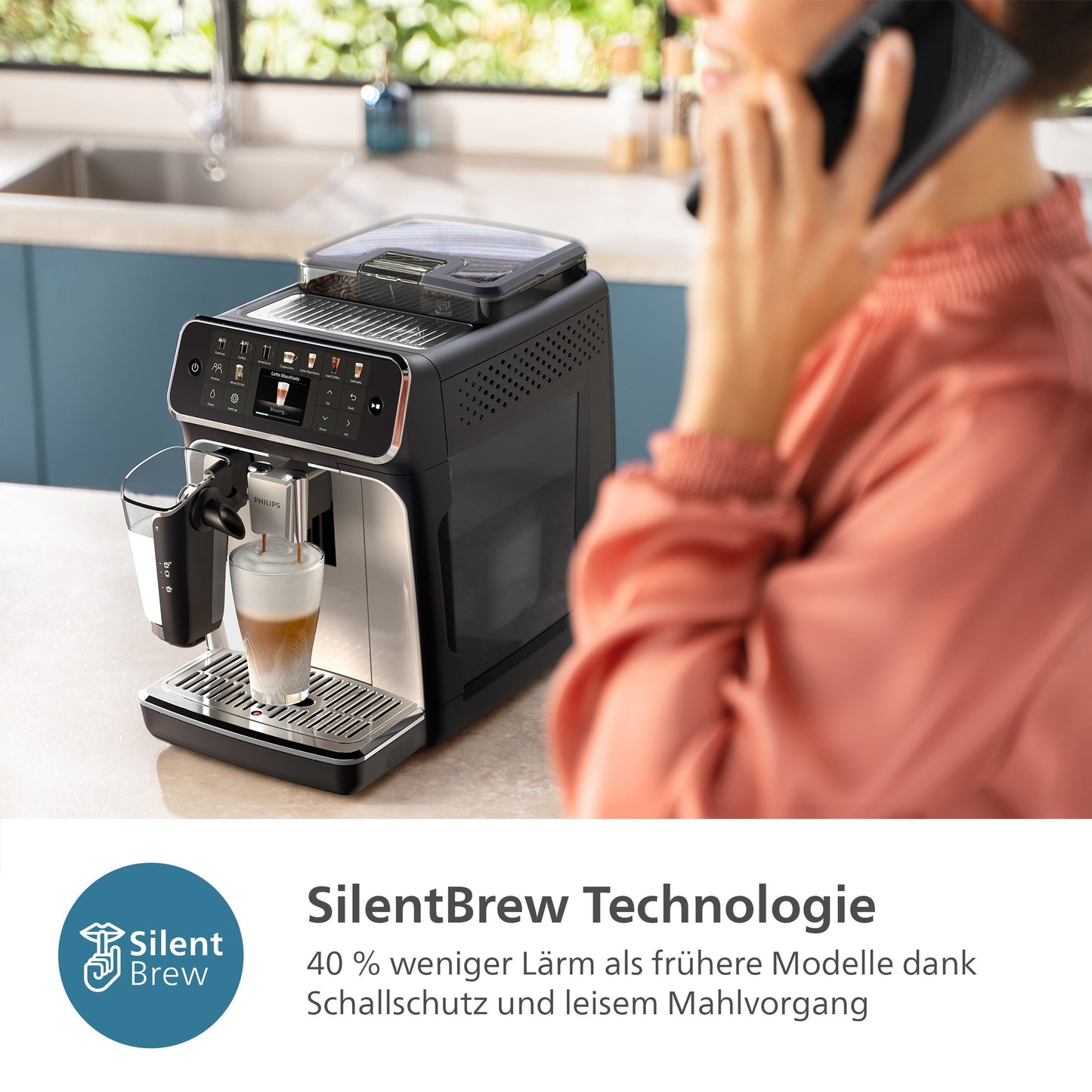 Kaffeevollautomat EP5547/90 5500 Series, 20 Kaffeespezialitäten (heiß oder eisgekühlt), LatteGo-Milchsystem, SilentBrew Technologie, Schwarz Verchromt 15 Bar